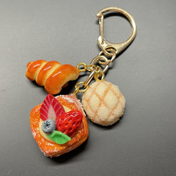 《受注生産》ベリーデニッシュと焼き立てパンのキーホルダー　フェイクスイーツ 1枚目の画像