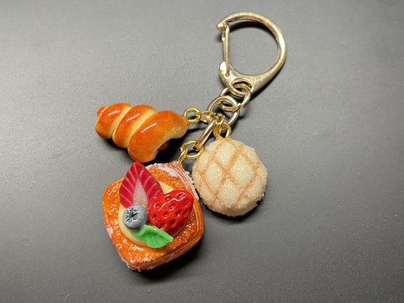 《受注生産》ベリーデニッシュと焼き立てパンのキーホルダー　フェイクスイーツ 1枚目の画像