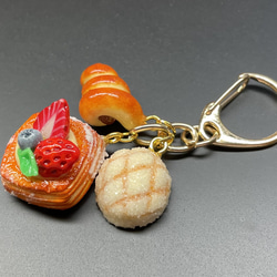 《受注生産》ベリーデニッシュと焼き立てパンのキーホルダー　フェイクスイーツ 4枚目の画像