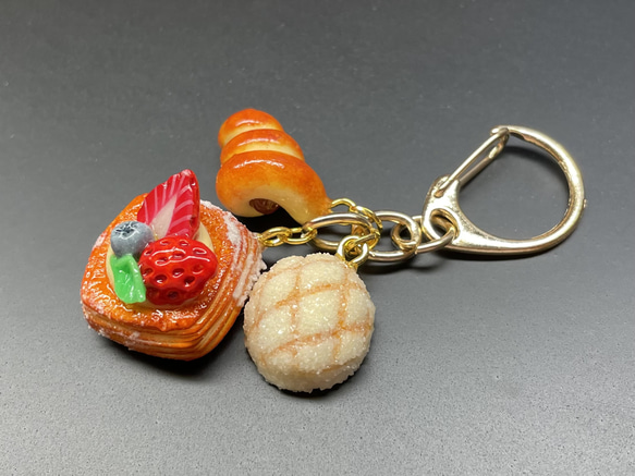 《受注生産》ベリーデニッシュと焼き立てパンのキーホルダー　フェイクスイーツ 4枚目の画像