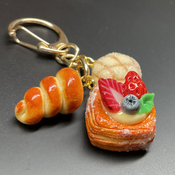 《受注生産》ベリーデニッシュと焼き立てパンのキーホルダー　フェイクスイーツ 15枚目の画像