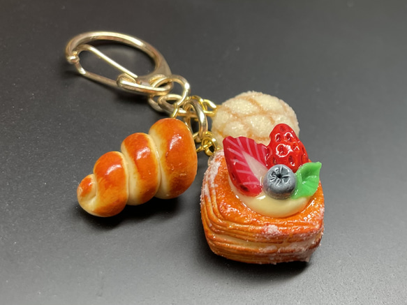 《受注生産》ベリーデニッシュと焼き立てパンのキーホルダー　フェイクスイーツ 15枚目の画像
