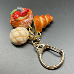 《受注生産》ベリーデニッシュと焼き立てパンのキーホルダー　フェイクスイーツ 5枚目の画像