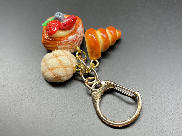 《受注生産》ベリーデニッシュと焼き立てパンのキーホルダー　フェイクスイーツ 5枚目の画像