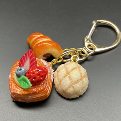 《受注生産》ベリーデニッシュと焼き立てパンのキーホルダー　フェイクスイーツ 9枚目の画像