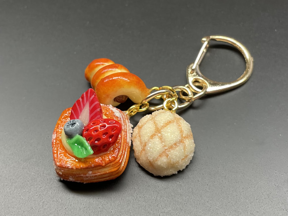 《受注生産》ベリーデニッシュと焼き立てパンのキーホルダー　フェイクスイーツ 9枚目の画像