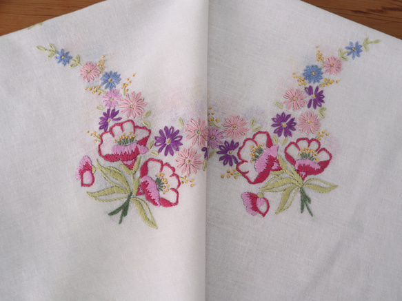 ドイツの手仕事/可愛らしい紫のお花と色とりどりの小花の手刺繍 生地 テーブルクロス 未使用品 (ヴィンテージ) 11枚目の画像