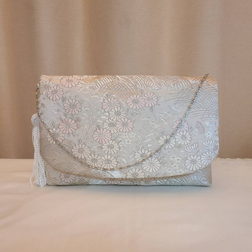 Creema限定♡母の日】シルバー花柄様シルク着物帯の2ways Creema限定♡母の日】シルバー花柄様シルク着物帯の2ways