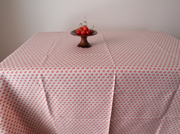ドイツのヴィンテージ/可愛い赤い小花のプリント柄 160x130cm生地 テーブルクロス (ヴィンテージ リメイク生地) 7枚目の画像