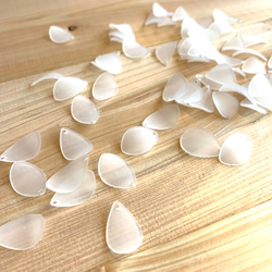 アクリルビーズ　白い花びら　5ｇ　約30個 1枚目の画像