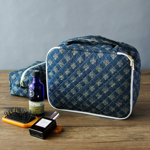 バニティ型キルティングトラベルポーチ（ネイビー） ポーチ Atelier