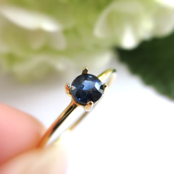【九月生日石】精美 4 毫米“藍寶石”戒指 第13張的照片