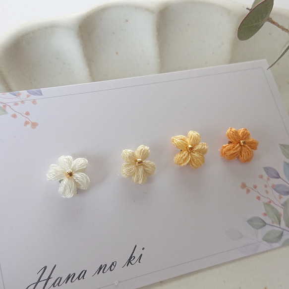 刺繡糸の小さなお花のピアス　イエロー 2枚目の画像