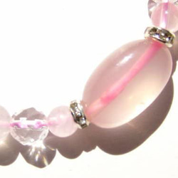 【桜の色合い 可愛らしいピンク 緩め大きめブレスレット】 ローズクォーツ 水晶 17cm 4枚目の画像