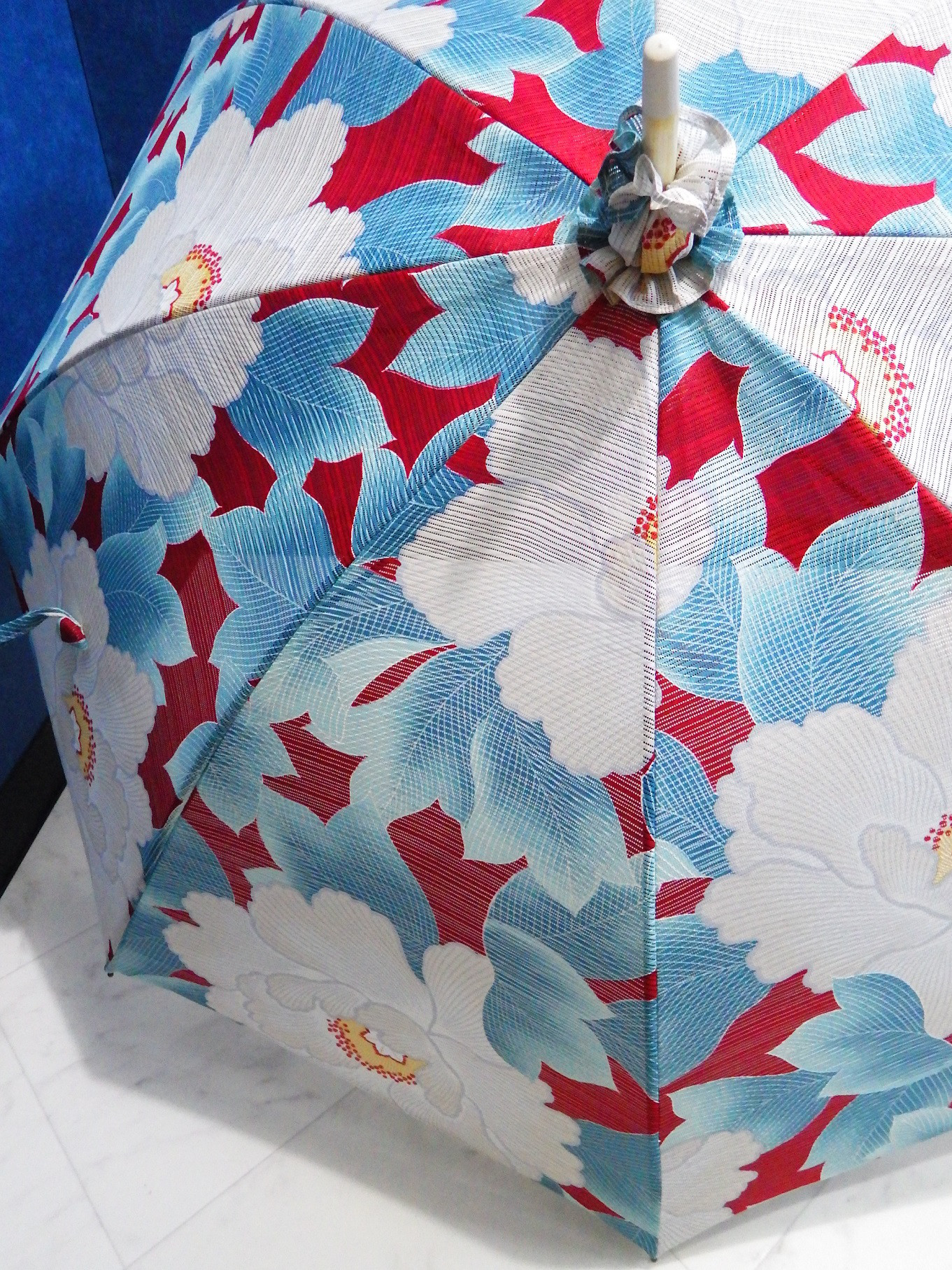 手作り日傘　君に似し 白と濃紅とかさなりて 牡丹ちりたるかなしきかたち【岡重】