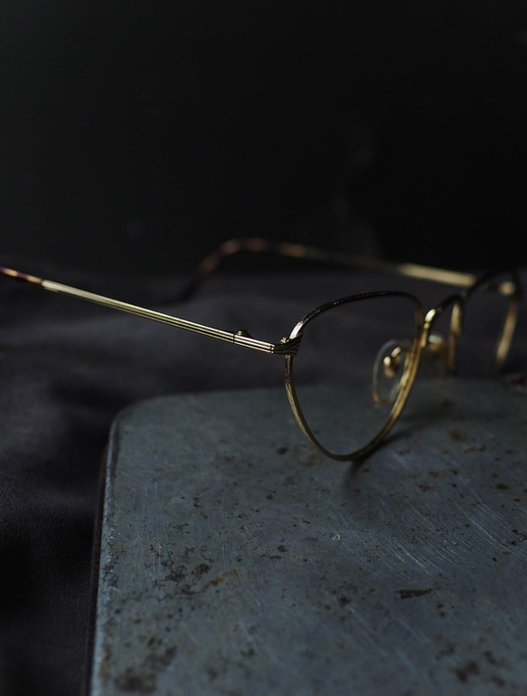 流沙金絲雕花率性圓三角形細框金屬鏡框 古董眼鏡 ltaly/glasses 第4張的照片