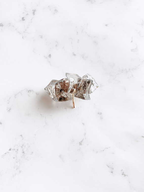 《送料無料》ブラックグレー　モノトーンアイスロック　ポニーフック　氷　水晶　結晶　天然石　クリア　 1枚目の画像
