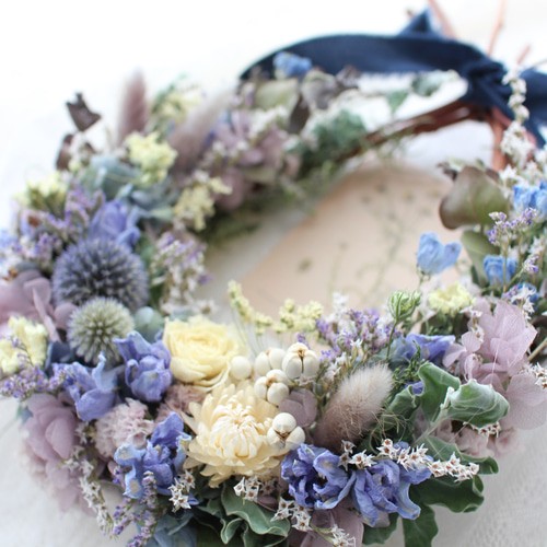 紫色のラナンキュラスとちょっぴりアンティークな夏の草花ハーフリース  