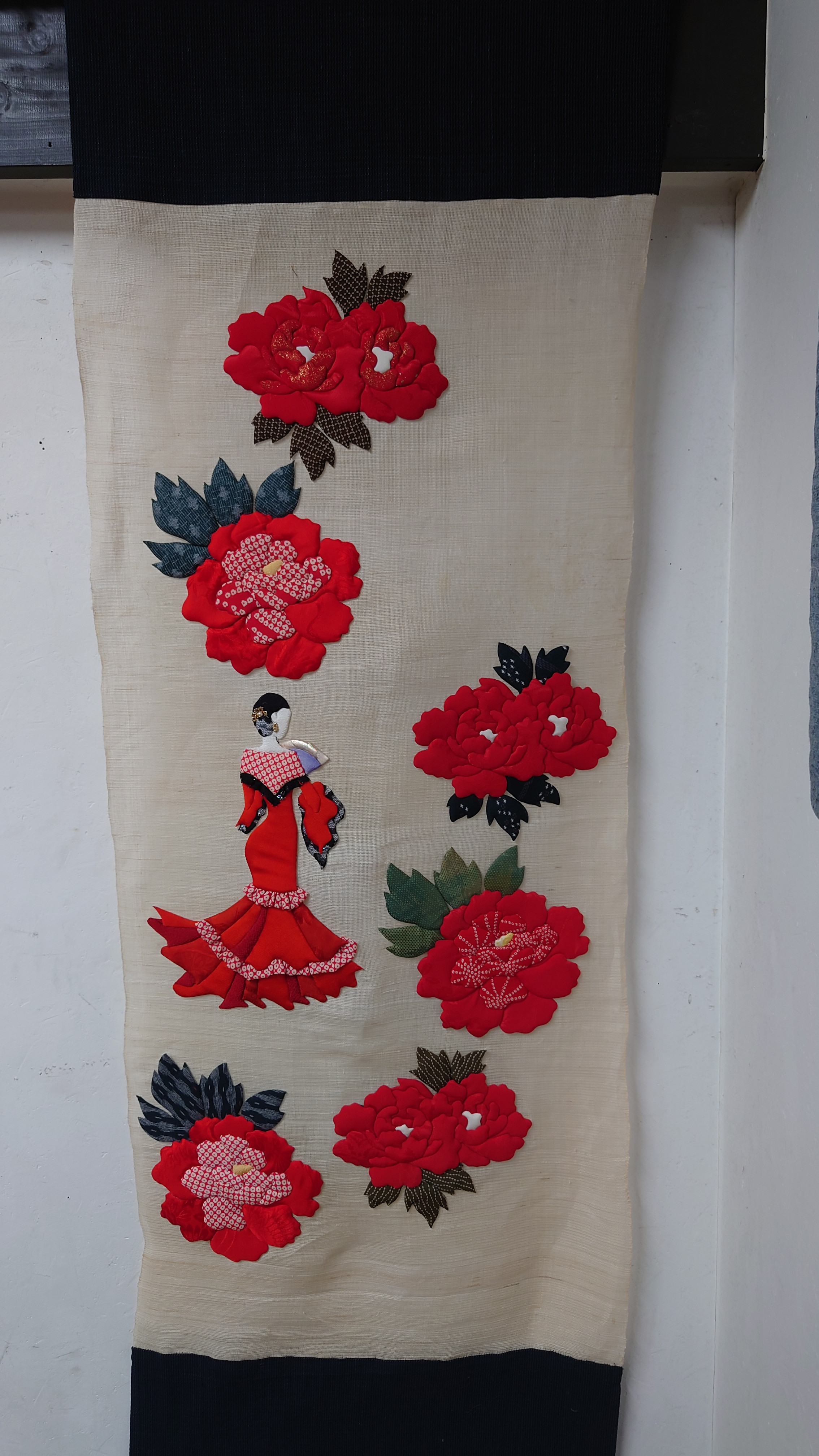 牡丹と踊り子のタペストリー