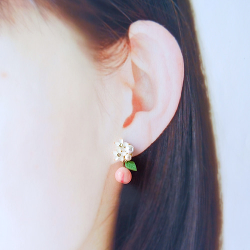 ちっちゃな桃のイヤリング、ピアス・受注制作《ピンク ピーチ 白桃