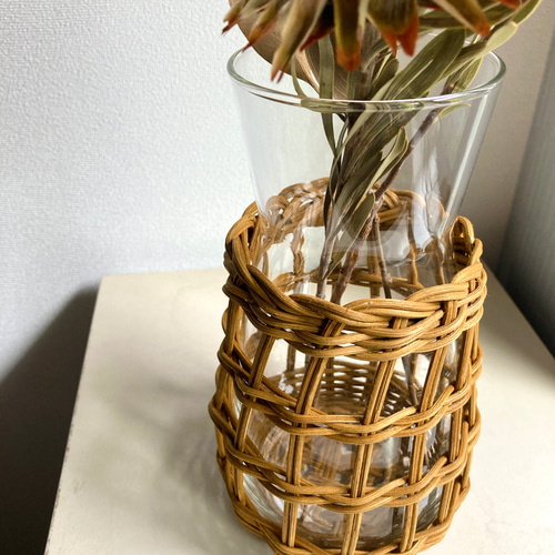 ラタンのフラワーベース（typeA）ブラウン色 一輪挿し・花瓶