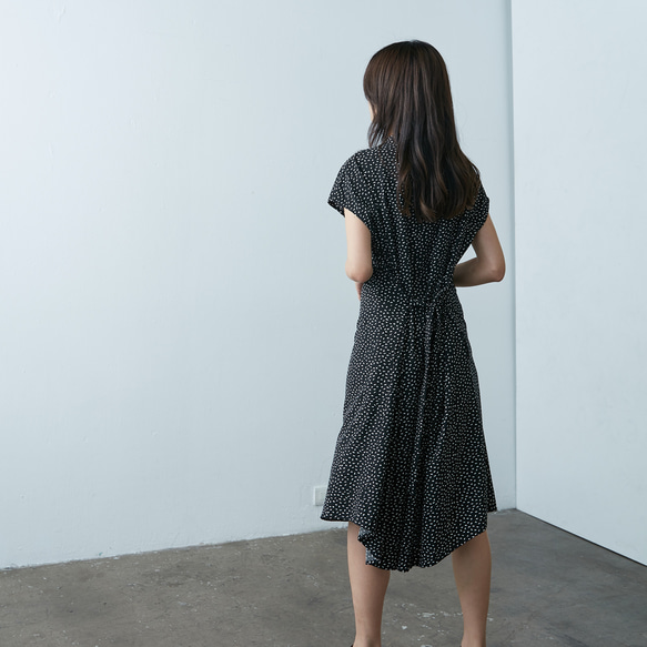 V領洋裝 - 點點印花 V neck tie-waist midi dress - Dots 第7張的照片