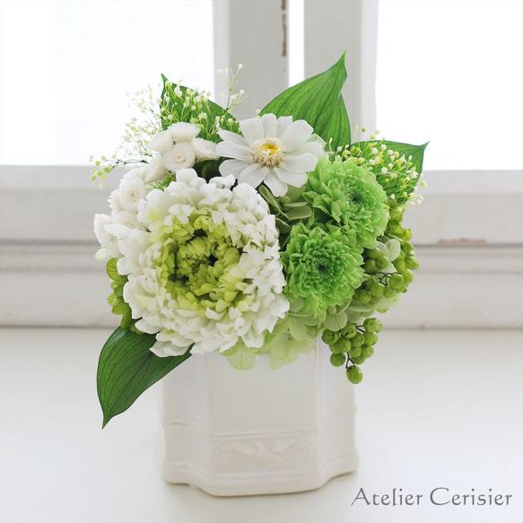 プリザーブドフラワー仏花＜スーベニア Sサイズ＞グリーン 菊 百日草 【お供え花】 1枚目の画像
