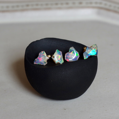 オパール 鉱物原石 ピアス / イヤリング 【金具選択可 石おまかせ