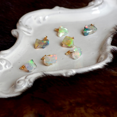 ちかな☺︎ 1点作品☆ 大粒原石ホワイトオパールピアス Petal ホワイトオパールイエローゴールドピアス | KAJITA