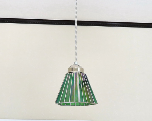 【 美品 】ライトグリーンと紅いアクセント  八面体ステンドグラスランプ ステンドグラスランプ/Gallery-W3-Stained Glass
