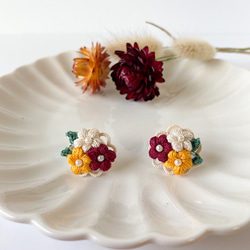 刺繍糸で編んだ小さなお花とタティングレースピアス 1枚目の画像
