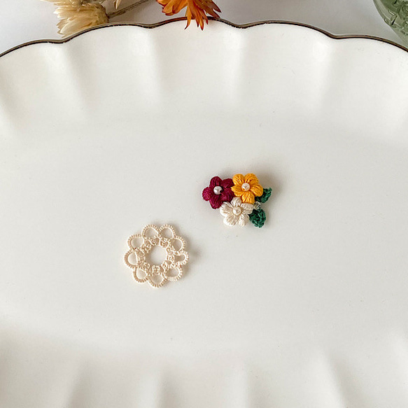 刺繍糸で編んだ小さなお花とタティングレースピアス 9枚目の画像