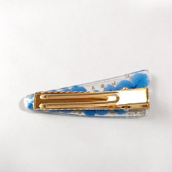 ブルーの紫陽花とゴールドのクラッシュガラスのレジンのヘアクリップ 9枚目の画像