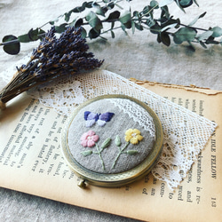 手刺繍＊お花の刺繍コンパクトミラー/手鏡/鏡 リネン生地 リネン2023 2枚目の画像