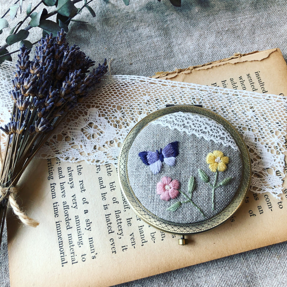 手刺繍＊お花の刺繍コンパクトミラー/手鏡/鏡 リネン生地 リネン2023 1枚目の画像