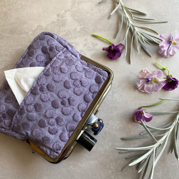 ぷっくり刺繍　すみれいろ　ティッシュがま口　　刺繍ポーチ　ティッシュケース 1枚目の画像