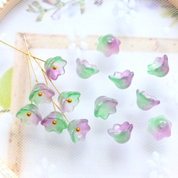 オリジナルカラー★10mmお花、すずらんのガラスビーズ　パープル×グリーングラデーション 3枚目の画像