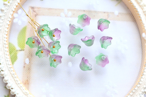 オリジナルカラー★10mmお花、すずらんのガラスビーズ　パープル×グリーングラデーション 15枚目の画像