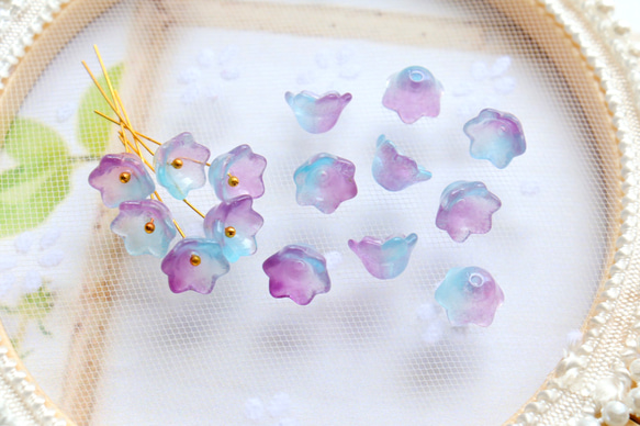 オリジナルカラー★10mmお花、すずらんのガラスビーズ　ブルー×パープルグラデーション 6枚目の画像