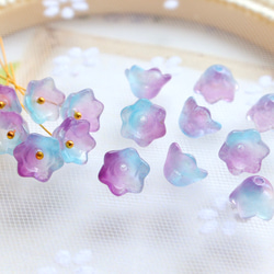 オリジナルカラー★10mmお花、すずらんのガラスビーズ　ブルー×パープルグラデーション 16枚目の画像