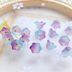 オリジナルカラー★10mmお花、すずらんのガラスビーズ　ブルー×パープルグラデーション 3枚目の画像