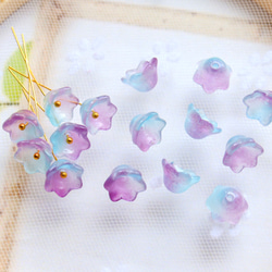 オリジナルカラー★10mmお花、すずらんのガラスビーズ　ブルー×パープルグラデーション 5枚目の画像