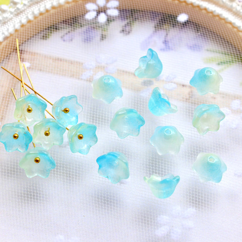 オリジナルカラー☆10mmお花、すずらんのガラスビーズ グリーン×ブルー