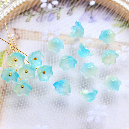 オリジナルカラー☆10mmお花、すずらんのガラスビーズ グリーン×ブルー  