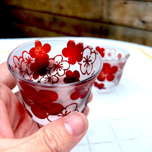 和柄の梅模様なお猪口ペアグラスでお祝いに♪ おちょこ・ぐい呑み