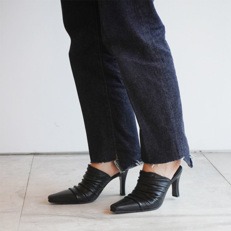 季節を問わない前被りデザイン8cmヒールのプリーツミュール/21.5〜25.5 ブラックz8394