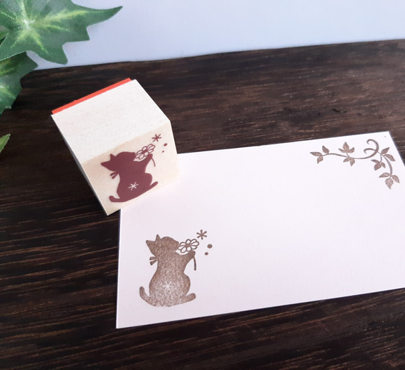 お花を持つ子猫のラバースタンプ　はんこ　ゴム印 5枚目の画像