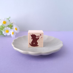 お花を持つ子猫のラバースタンプ　はんこ　ゴム印 1枚目の画像
