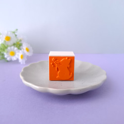 お花を持つ子猫のラバースタンプ　はんこ　ゴム印 2枚目の画像