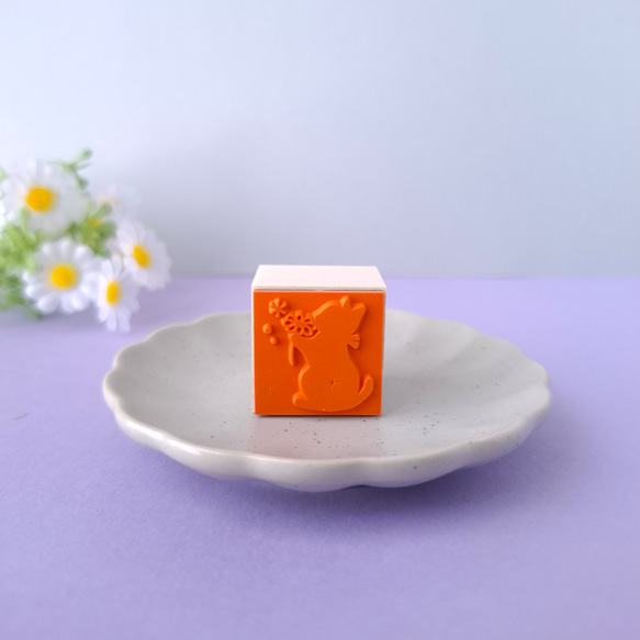 お花を持つ子猫のラバースタンプ　はんこ　ゴム印 2枚目の画像